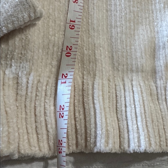 Tommy Bahama NWT Women's Chenille Cream V-Neck Sweater - Picture 9 of 9